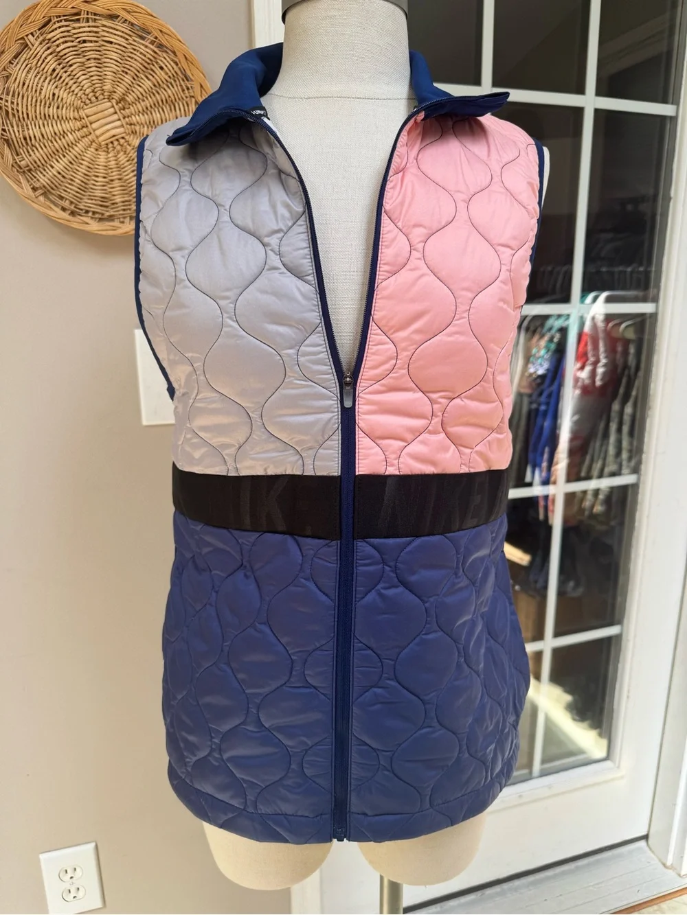 Nike Aerolayer Running Vest in Navy Blue, Pink & Light Gray
